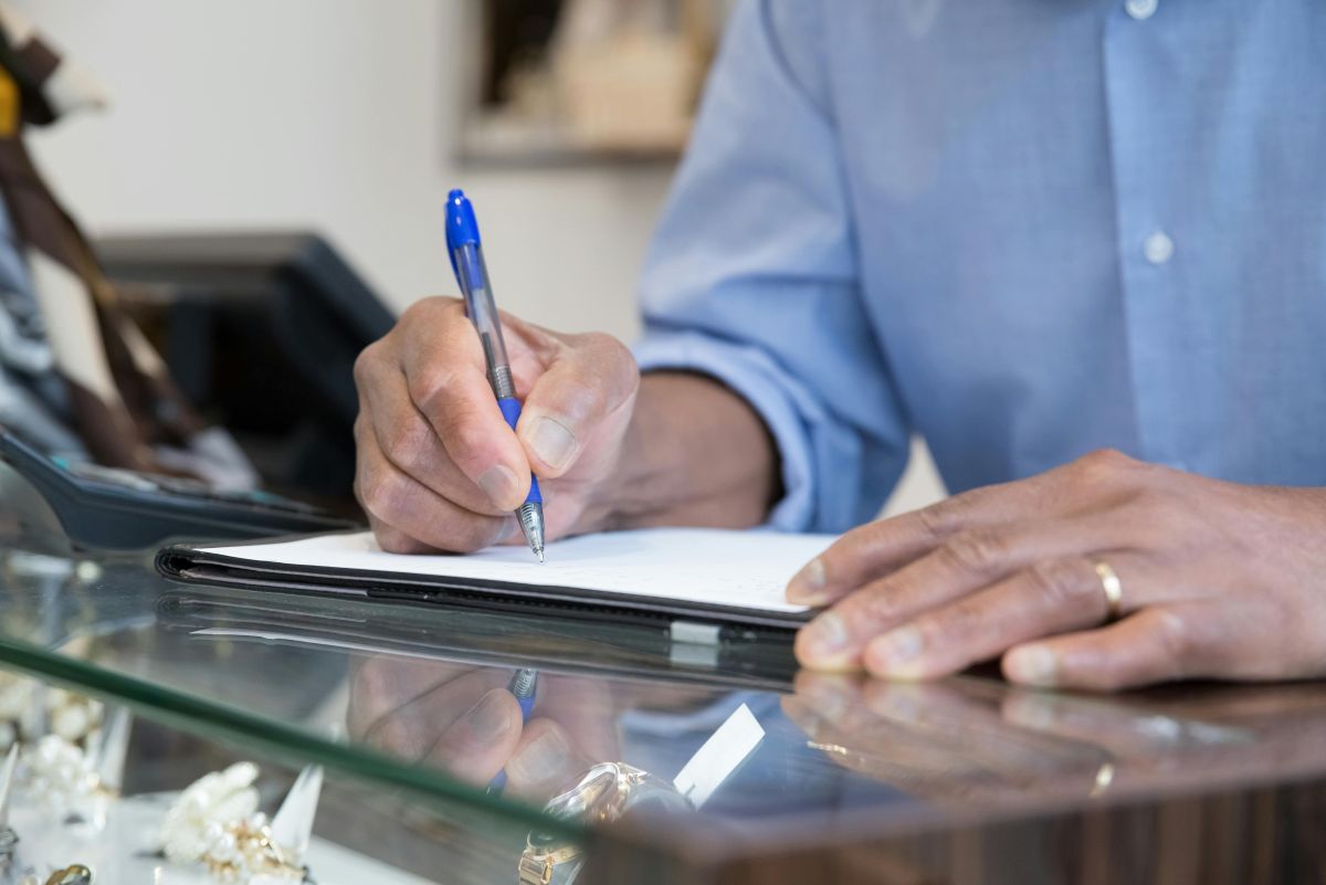 Cómo revisar un contrato antes de firmar